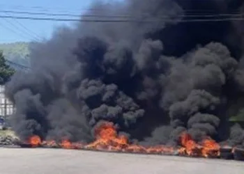 Comunidade na Zona Oeste tem protesto com fogo durante operação do Bope