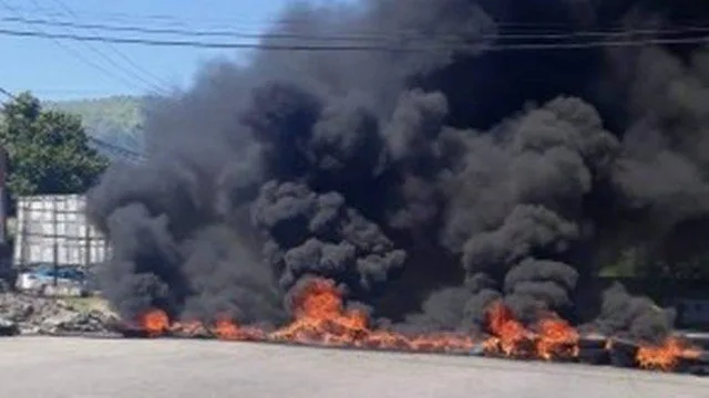 Comunidade na Zona Oeste tem protesto com fogo durante operação do Bope