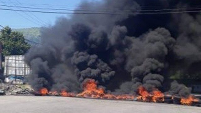 Comunidade na Zona Oeste tem protesto com fogo durante operação do Bope