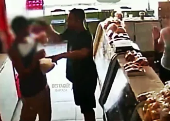 Bandido agride cliente de padaria com coronhada durante assalto no RJ