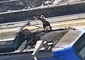 Homem saca arma e atira contra grupo dentro de estação de trem no RJ( VIDEO)