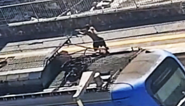 Homem saca arma e atira contra grupo dentro de estação de trem no RJ( VIDEO)