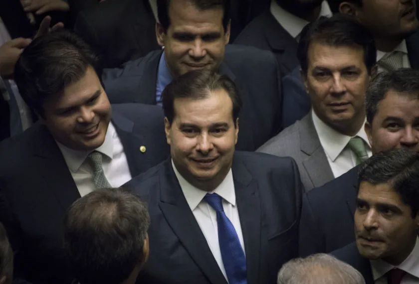 Maia sobre Bolsonaro: “Um filho é de internar, o outro é deslumbrado”