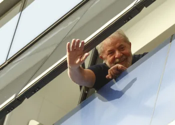 Por unanimidade, Lula tem pena reduzida e pode deixar prisão este ano. Veja