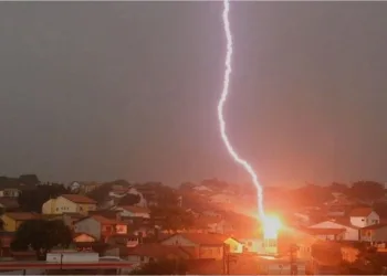 Morre a menina de 7 anos que foi atingida por raio, a família está arrasada