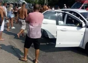 Pelo menos 80 tiros foram disparados pelo Exército em um carro com uma família dentro no RJ