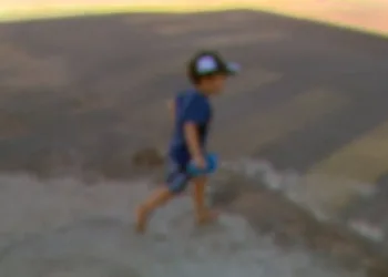 Criança de 2 anos vai sozinha da creche até sua casa e mãe fica furiosa