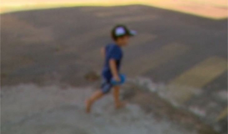 Criança de 2 anos vai sozinha da creche até sua casa e mãe fica furiosa