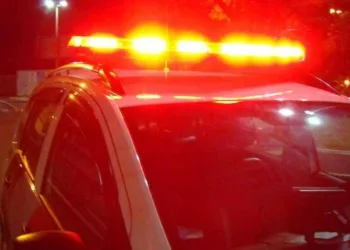 Mulher é presa, acusada de abusar de paciente com paralisia, vítima denunciou com os olhos