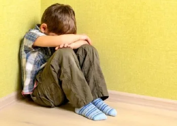 Palmada na criança pode causar depressão e outros transtornos mentais, dizem especialistas
