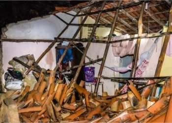 Casa desaba e mãe morre abraçada à filha de 3 meses; o bebê não ficou ferido