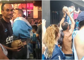 Torcedor leva crânio do avô para comemorar título de Futebol