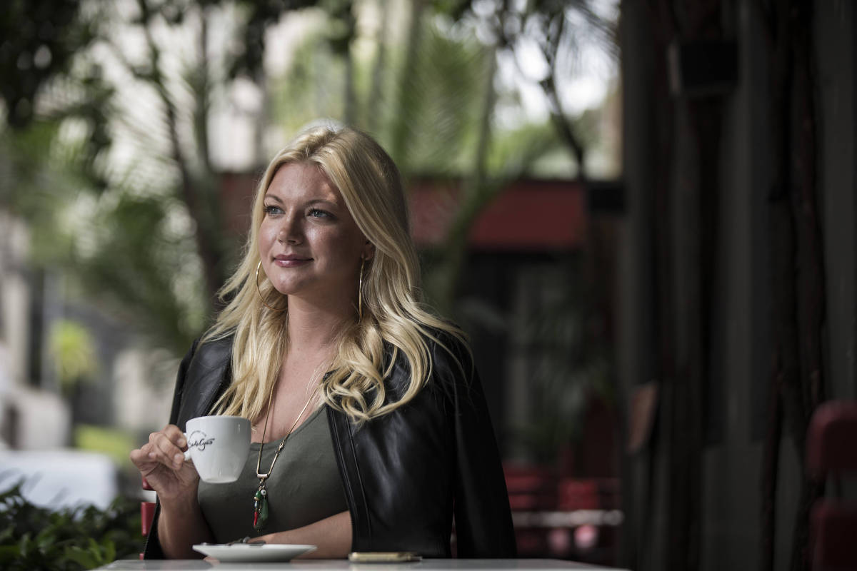 Empresária cria curso para quem quer fisgar marido rico