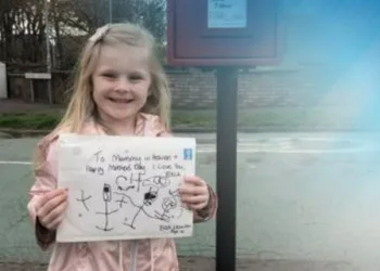 História chocante! Menina escreve carta para mãe que morreu há 4 meses e tem resposta