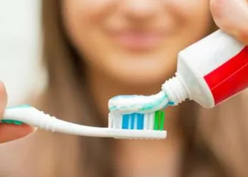 Menina de 11 anos morre após usar pasta dental e caso serve de alerta para os pais