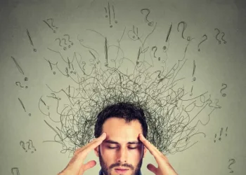 7 práticas que prejudicam o funcionamento do cérebro; o 7º traz consequências terríveis