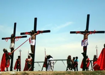Fiéis são crucificados de verdade para relembrar a Paixão de Cristo
