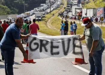 No WhatsApp, caminhoneiros se preparam para greve; saiba quando eles pretendem parar
