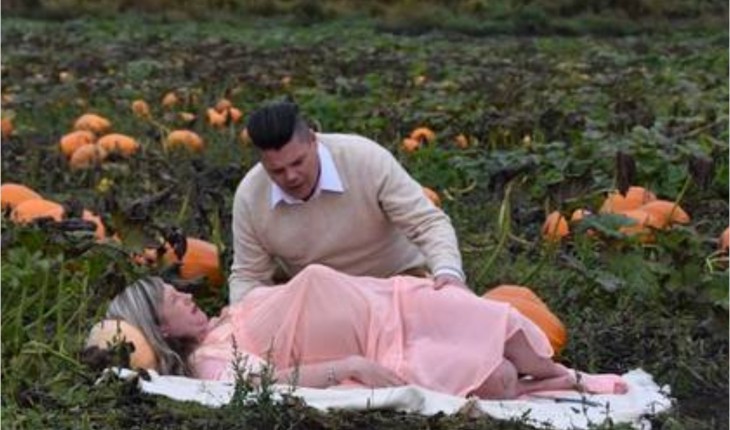 Grávida parindo alien em ensaio fotográfico impressiona; imagens dividem os internautas