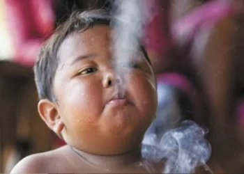 Lembra do bebê que fumava cigarros? 9 anos depois ele está irreconhecível; veja