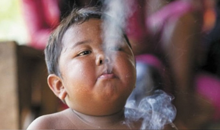 Lembra do bebê que fumava cigarros? 9 anos depois ele está irreconhecível; veja