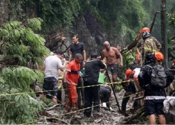 Morte de avó e neta soterradas dentro de táxi em tempestade no RJ comove o Brasil