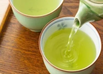 Chá relaxante para dormir profundamente e acordar bem disposto: só 3 ervas