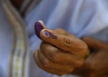 Homem amputa dedo na Índia após ter votado errado em eleições