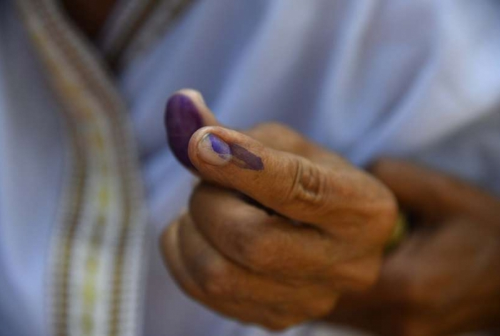 Homem amputa dedo na Índia após ter votado errado em eleições