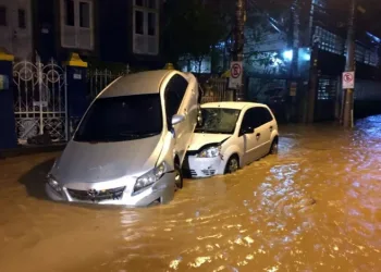ATENÇÃO: Rio em estado de crise  por conta das chuvas! Duas pessoas morreram