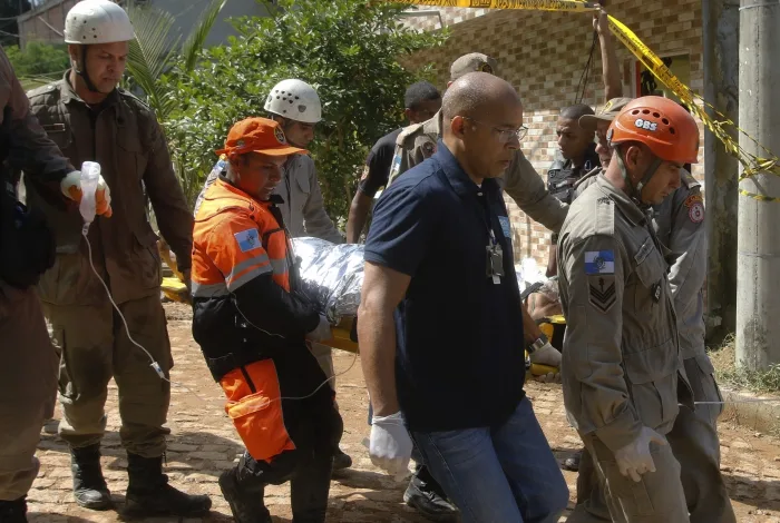 Políticos se manifestam sobre desabamento na Zona Oeste