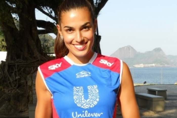 Ex-jogadora de vôlei escapa da morte em tentativa de assalto no RJ