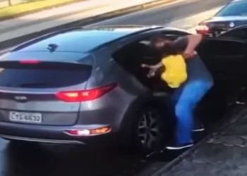 Ex-atacante do Flamengo tira a filha às pressas de carro durante assalto na Zona Oeste