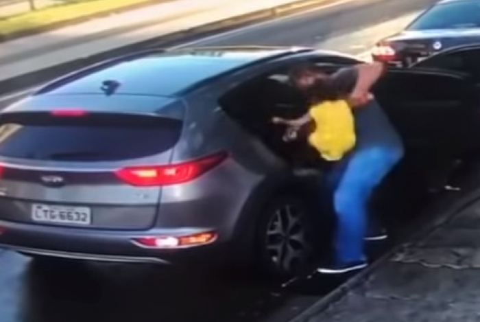 Ex-atacante do Flamengo tira a filha às pressas de carro durante assalto na Zona Oeste