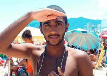 Jovem é morto por assaltantes no RJ mesmo depois de entregar o celular