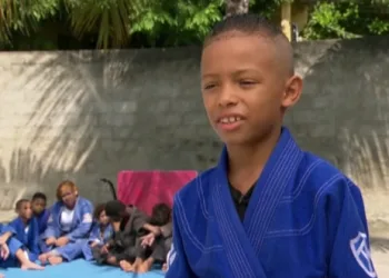 Menino de 8 anos vende bala no semáforo para participar de campeonato