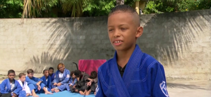 Menino de 8 anos vende bala no semáforo para participar de campeonato