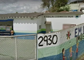 Garoto de 10 anos come bombom ‘envenenado’, é internado em estado grave e suspeita choca