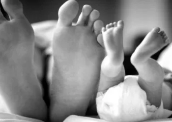 Alerta! Mãe dorme sobre filho e ele morre; veja o que fazer para o bebê não correr risco