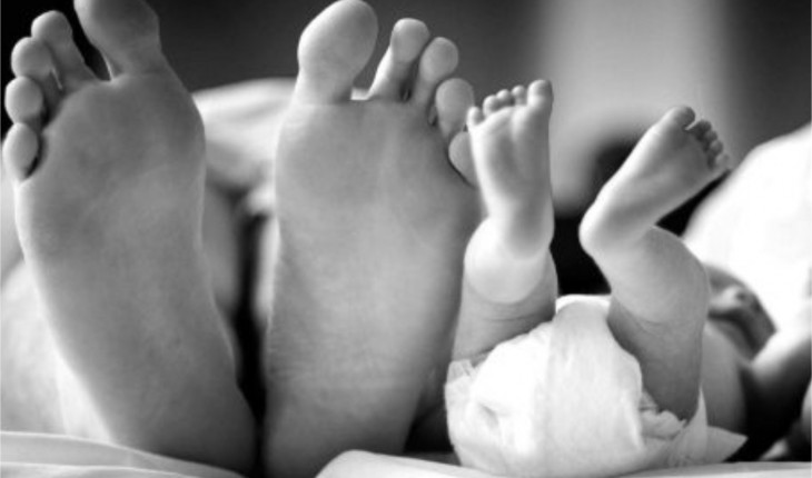 Alerta! Mãe dorme sobre filho e ele morre; veja o que fazer para o bebê não correr risco