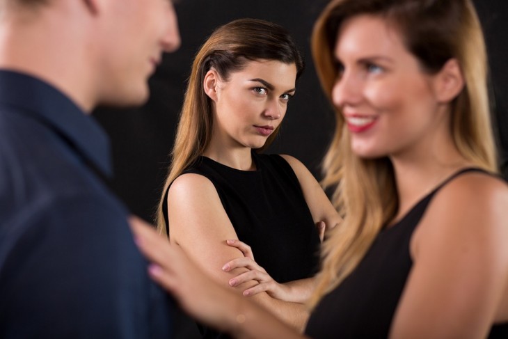 7 sinais de que sua ‘amiga’ está de olho no seu namorado