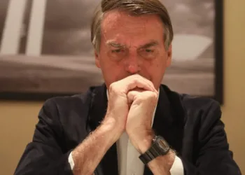 Bolsonaro pede desculpas aos brasileiros: ‘não nasci para ser presidente, e sim militar’