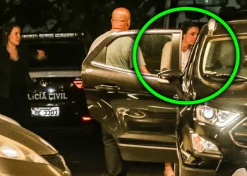 Paula, campeã do BBB19, deixa a delegacia com o rosto coberto; confira
