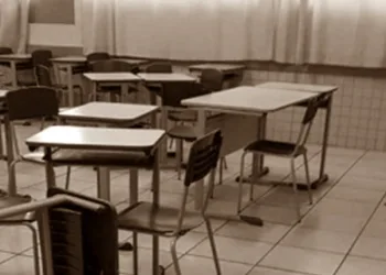 Aula de português termina muito mal e aluno esfaqueia professor na frente de todo mundo