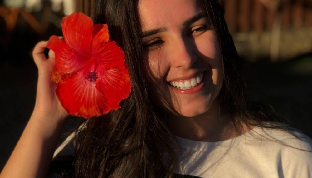 Jovem morre após encostar em barra de ferro energizada durante festa no Centro do Rio