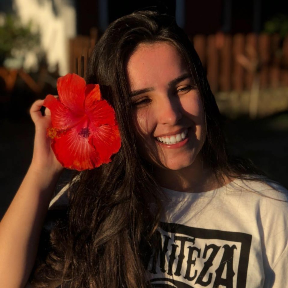 Jovem morre após encostar em barra de ferro energizada durante festa no Centro do Rio