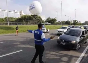 Primeiro dia de blitz do Detran para avaliar estado dos veículos surpreende motoristas
