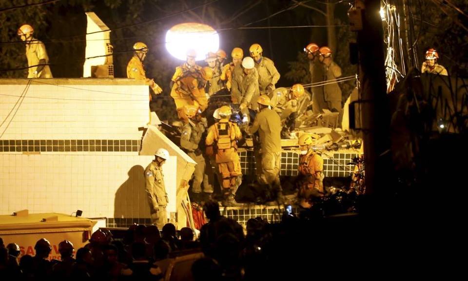 MILAGRE NO RJ!! MENINO DE 12 ANOS É RETIRADO DE ESCOMBROS APÓS 5 HORAS DE RESGATE