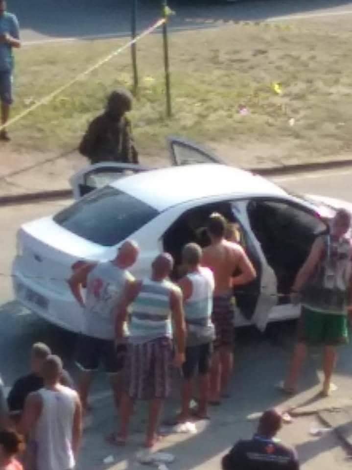 TRAGÉDIA NO RJ!! EXERCITO CONFUNDI CARRO DE UMA FAMÍLIA COM O DOS BANDIDOS E HOMEM MORRE( FOTOS)