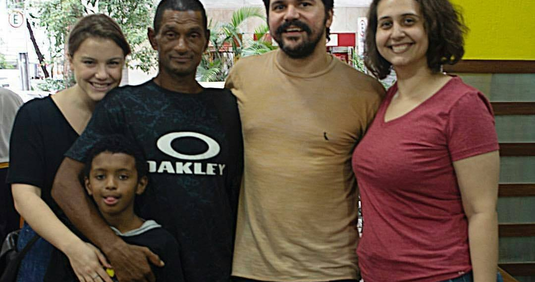 HOMEM QUE AJUDOU SENHORA NA ENCHENTE  GANHA R$10 MIL DAS CASAS BAHIA(FOTOS)